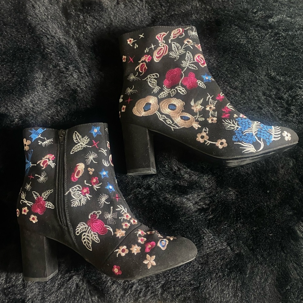 JustFab Black Floral Embroidered Heeled Boots Pink Blue Size 10